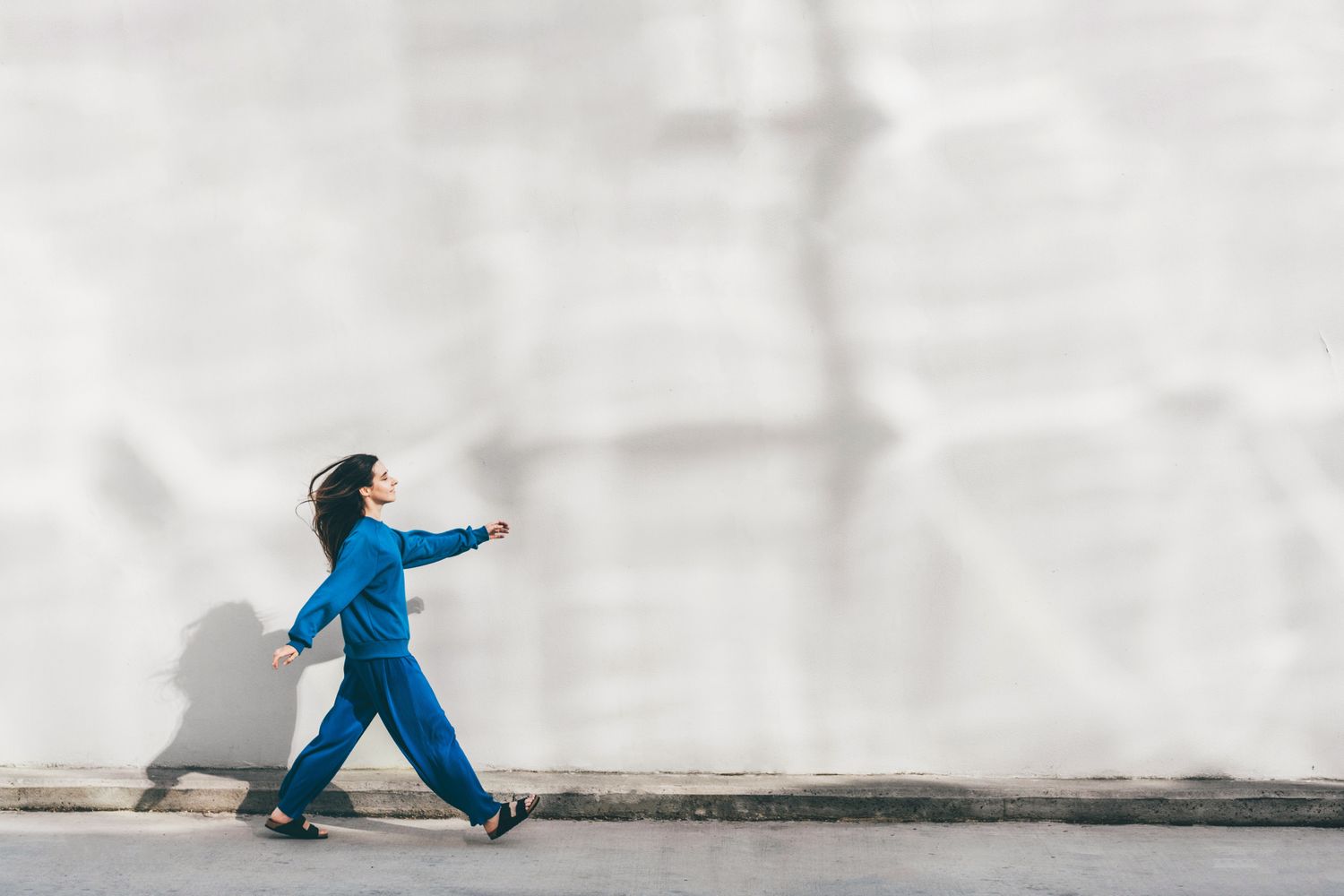 Sağdan yürümeyi anlatan fotoğraf